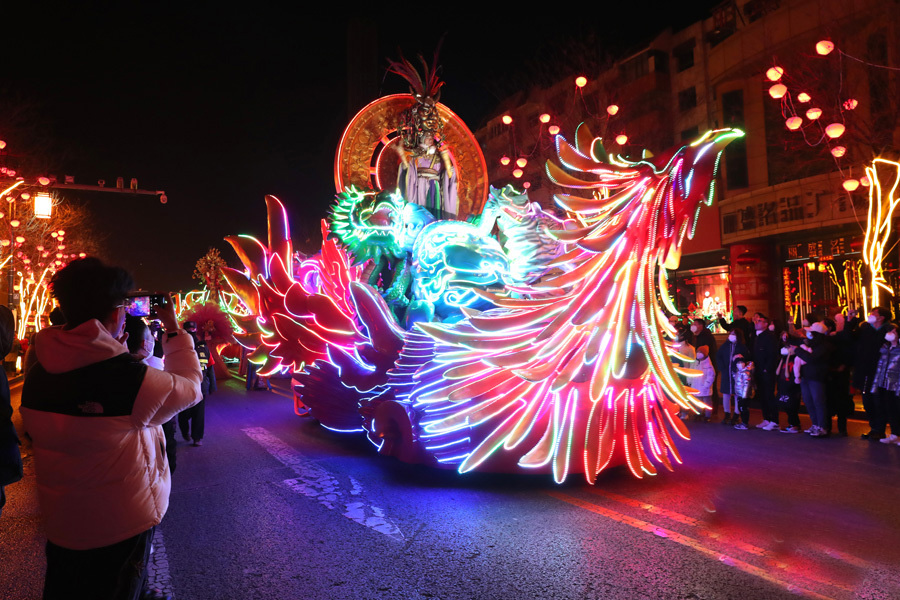 大同古城：燈（dēng）火輝煌的花車遊行，年味十足